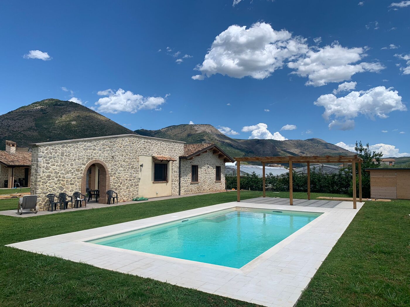 Piscina prefabbricata con gazebo per villa con giardino in campagna