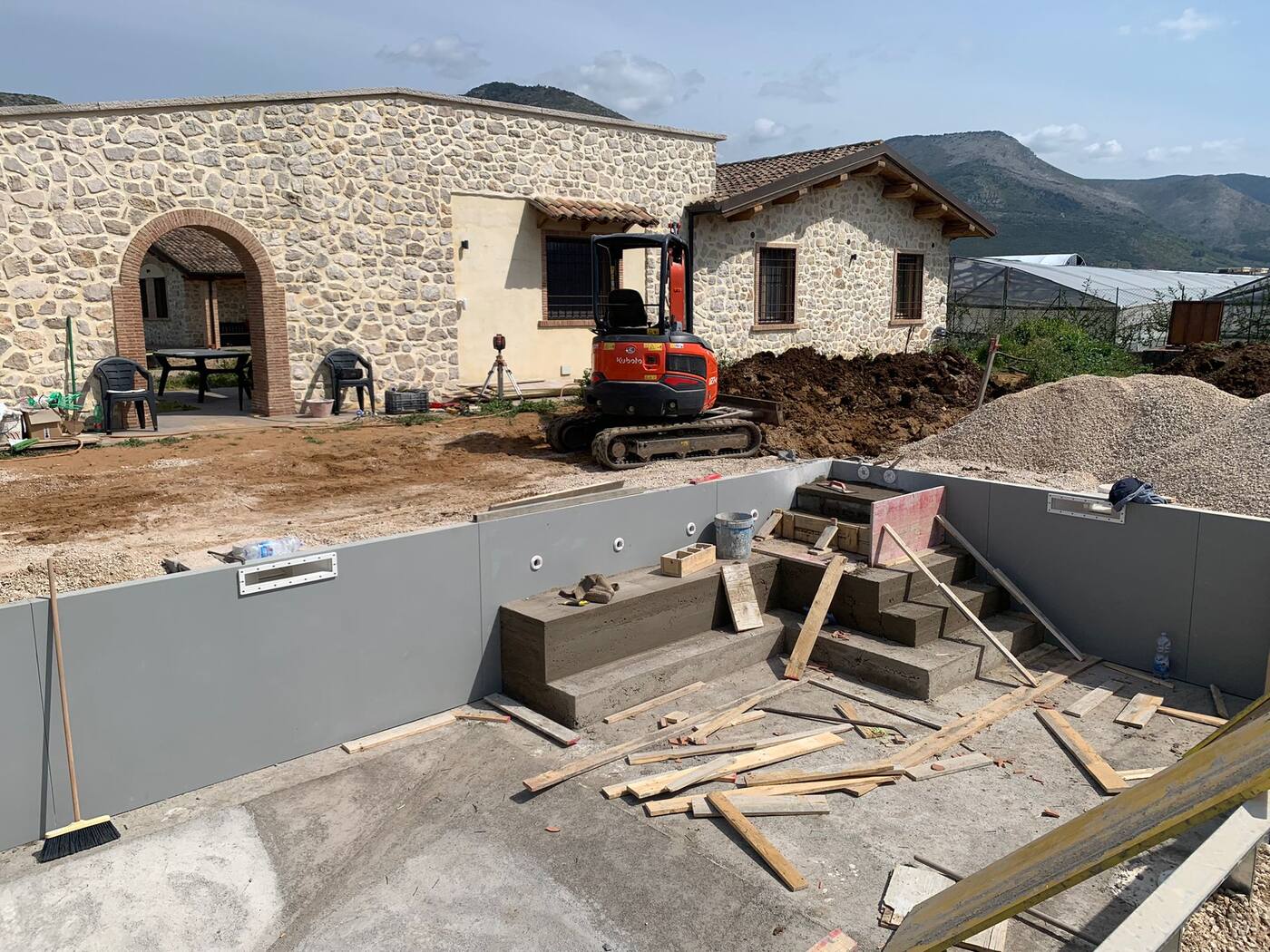 Lavori per la costruzione di un piscina interrata prefabbricata in acciaio