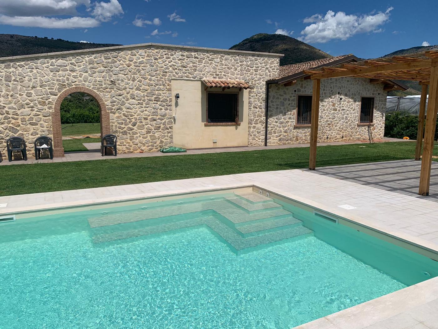 Dettaglio scale d'accesso di una piscina interrata in acciaio